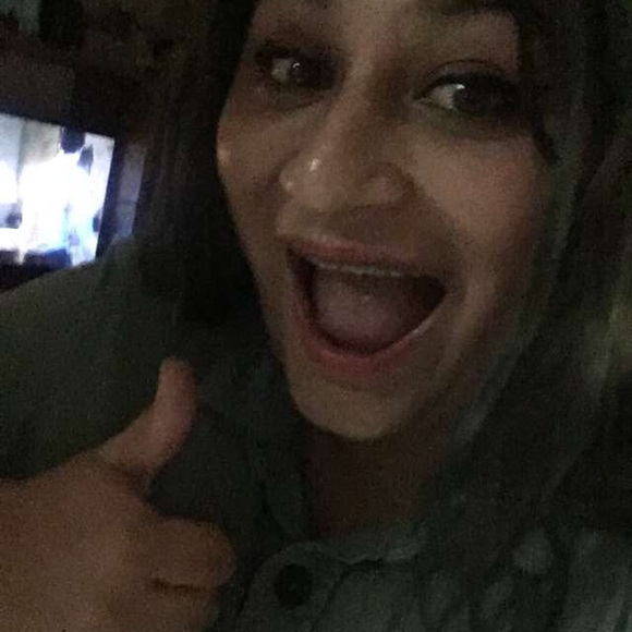 Meet your Posher, Cynthia - Picture 1 of 1